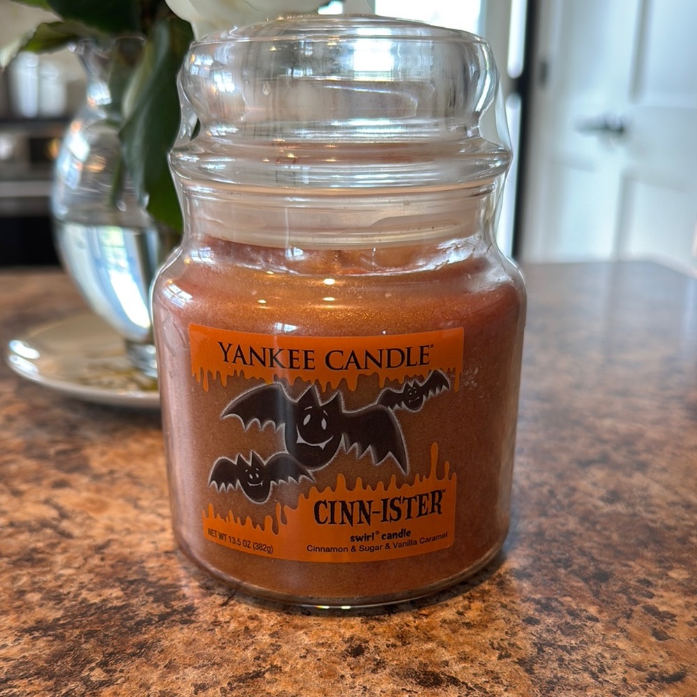 Yankee Candle Cinn-ister with Warm Brown Tone